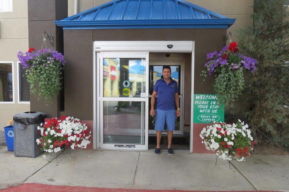 Rocky Inn Express Rocky Mountain House Exterior foto